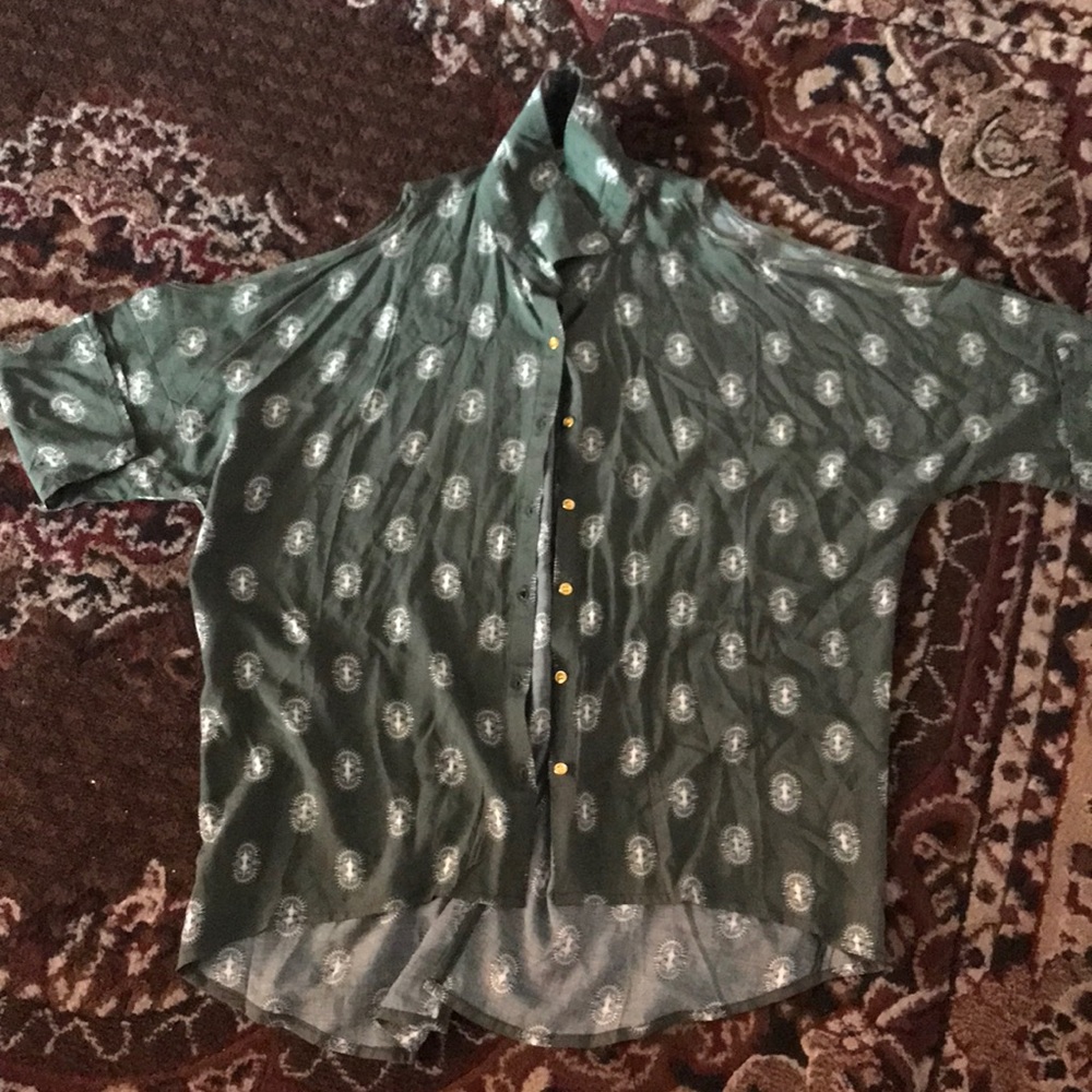A Blouse - Picture 4 of 4